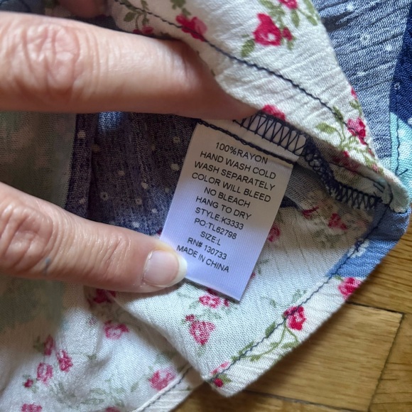 Patchwork Pattern Blue Floral Cottage Print Womens Top Size L Cottagecore Boho - Picture 4 of 8